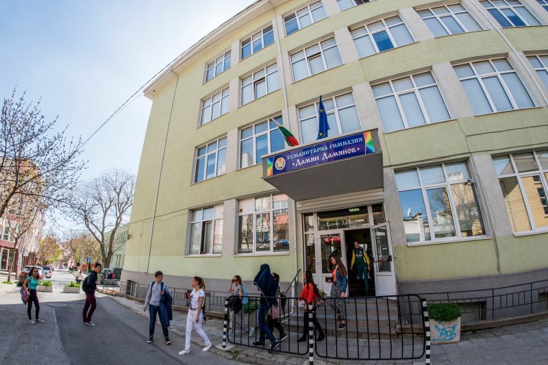 ЕКИП НА ОБРАЗОВАТЕЛНОТО МИНИСТЕРСТВО ГОСТУВА В ХУМАНИТАРНАТА ГИМНАЗИЯ